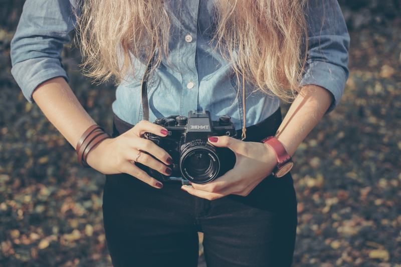 photographe-BERRE LES ALPES-min_hand-person-girl-woman-camera-photography-614-pxhere.com