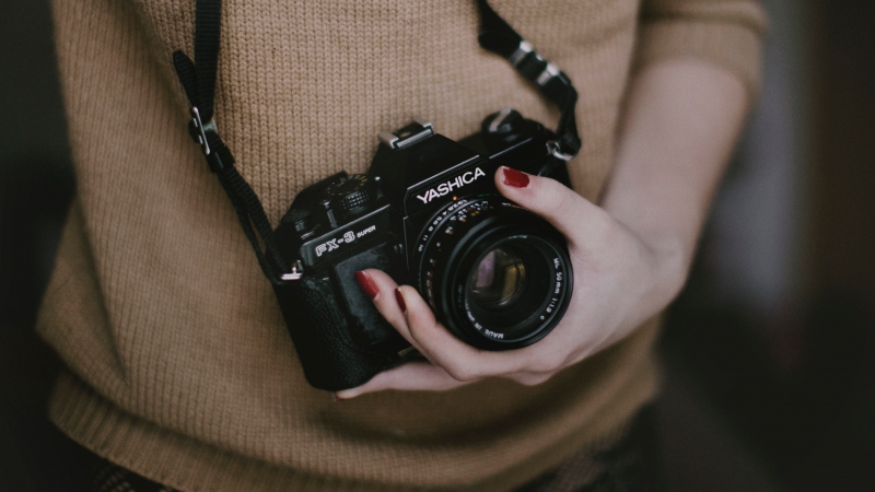 photographe-BERRE LES ALPES-min_woman-camera-photography-photographer-slr-dslr-319-pxhere.com